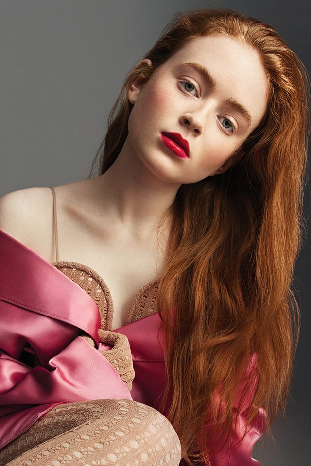 Красивая рыжеволосая девушка Сэди Синк на сером фоне