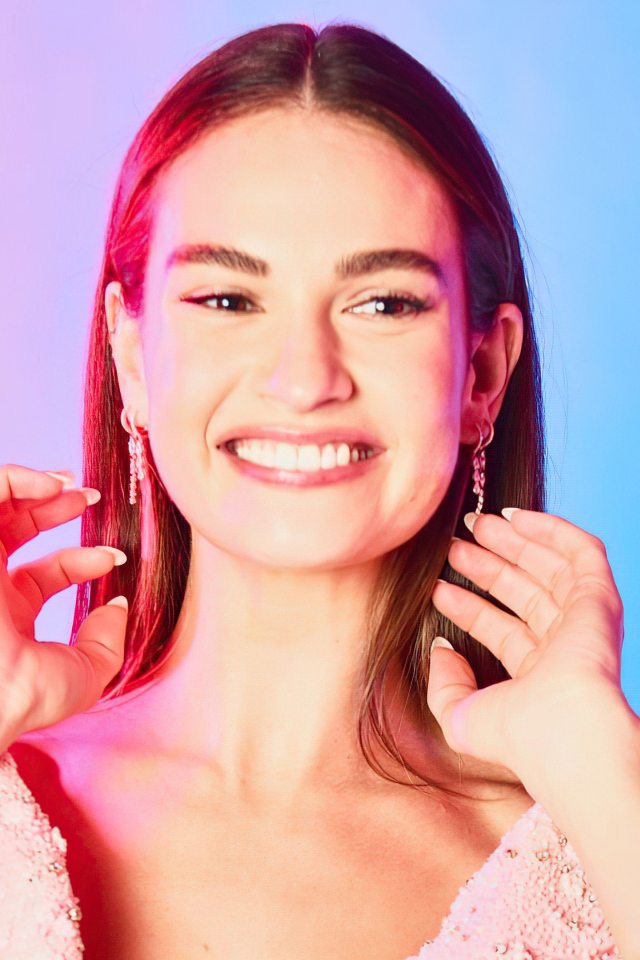 Красивая улыбающаяся девушка актриса Лили Джеймс