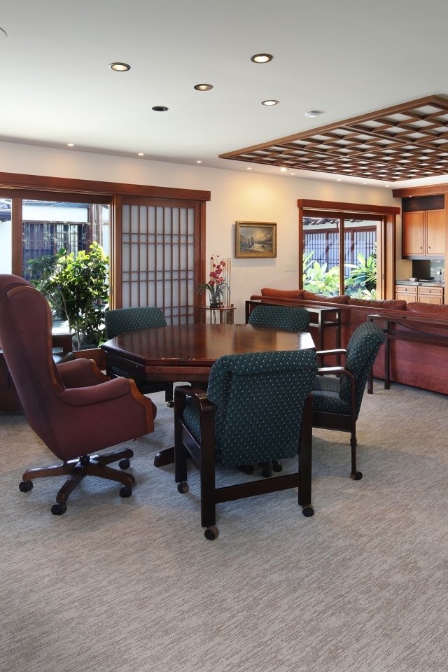 Красивая деревянная мебель в гостиной