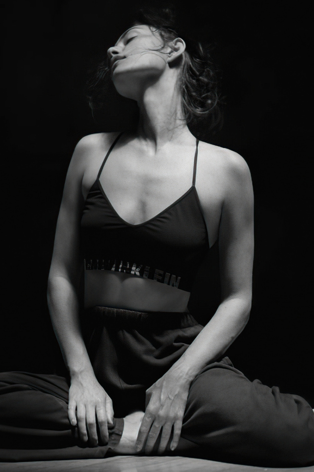 Черно -белое фото актрисы Эми Гарднер