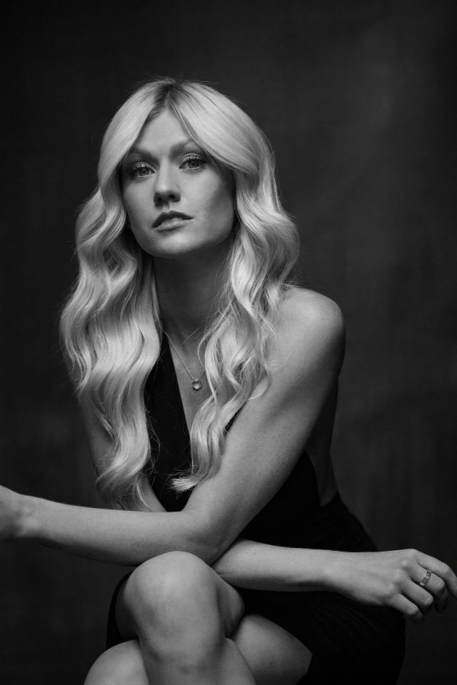 Черно-белое фото актрисы Кэтрин Макнамара