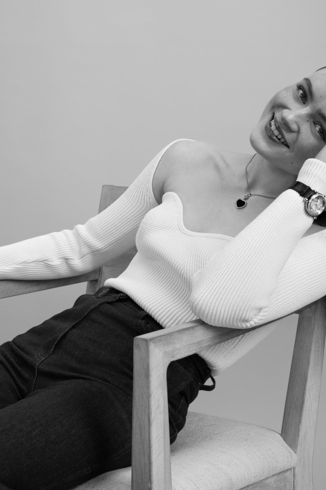 Черно-белое фото актрисы Сэди Синк