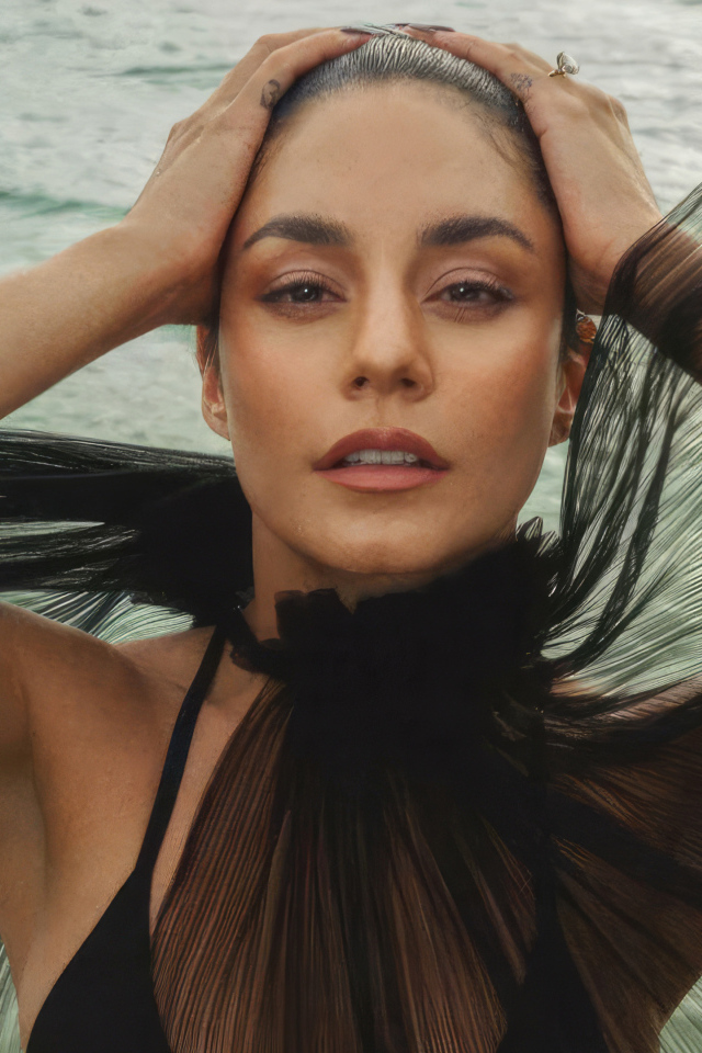 Черный наряд на актрисе Ванесса Хадженс