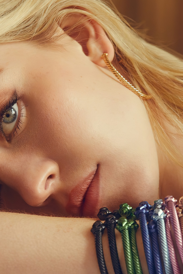 Блондинка Сидни Суини с браслетами на руках