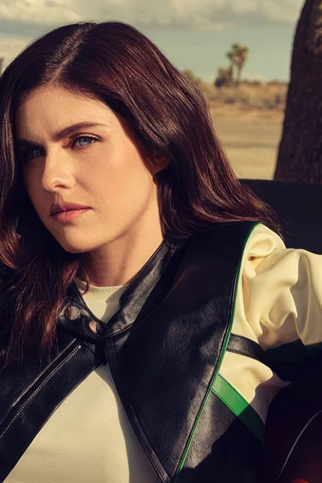 Голубоглазая актриса Александра Даддарио сидит в авто