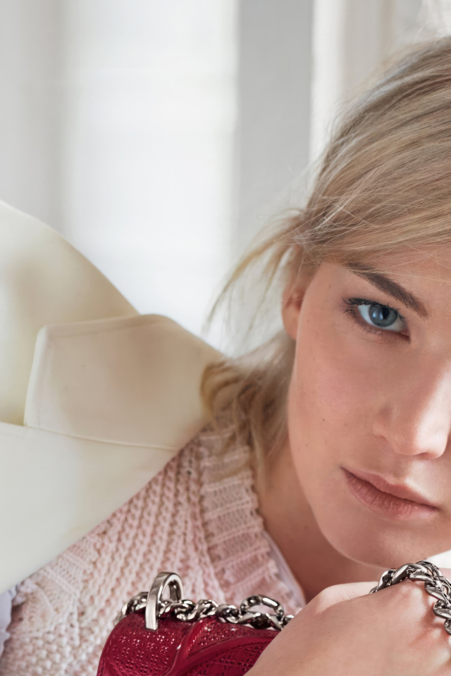 Голубоглазая актриса Дженнифер Лоуренс в белом пиджаке