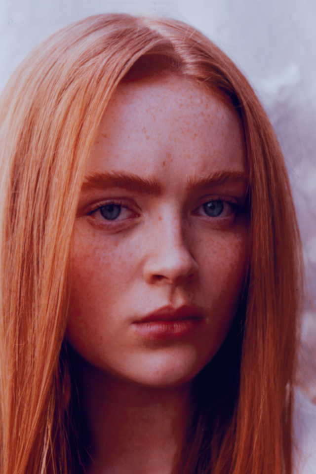 Голубоглазая рыжеволосая девушка Сэди Синк