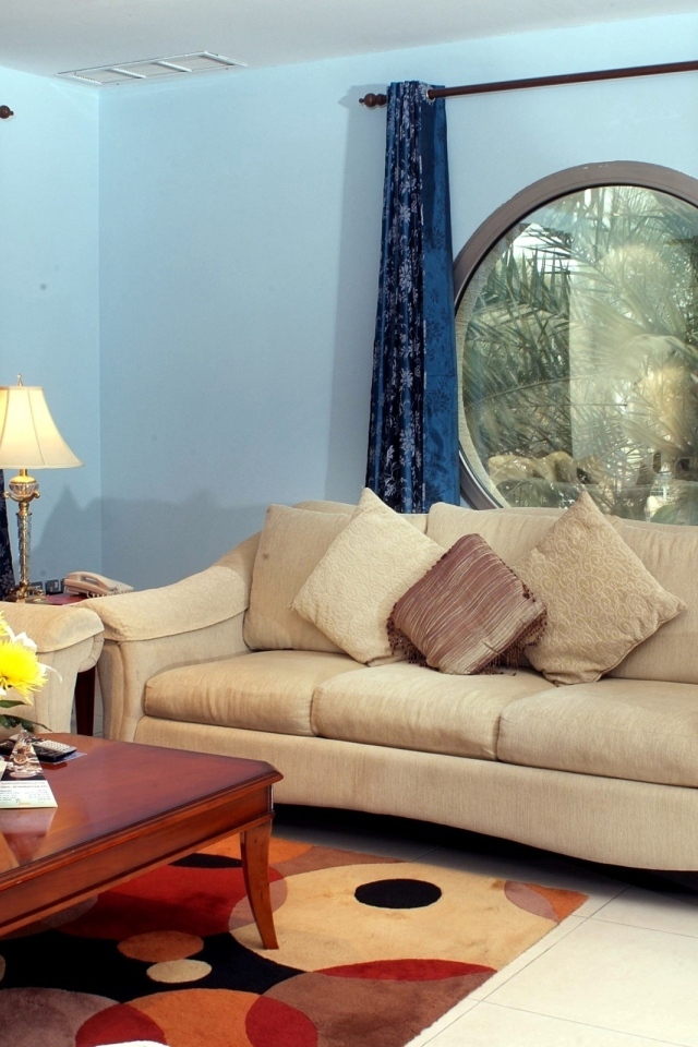 Синие шторы в гостиной с двумя диванами