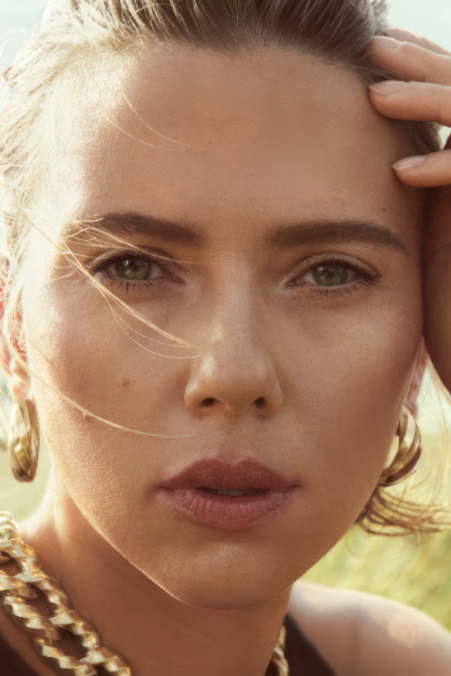 Украшения на теле актрисы Скарлетт Йоханссон