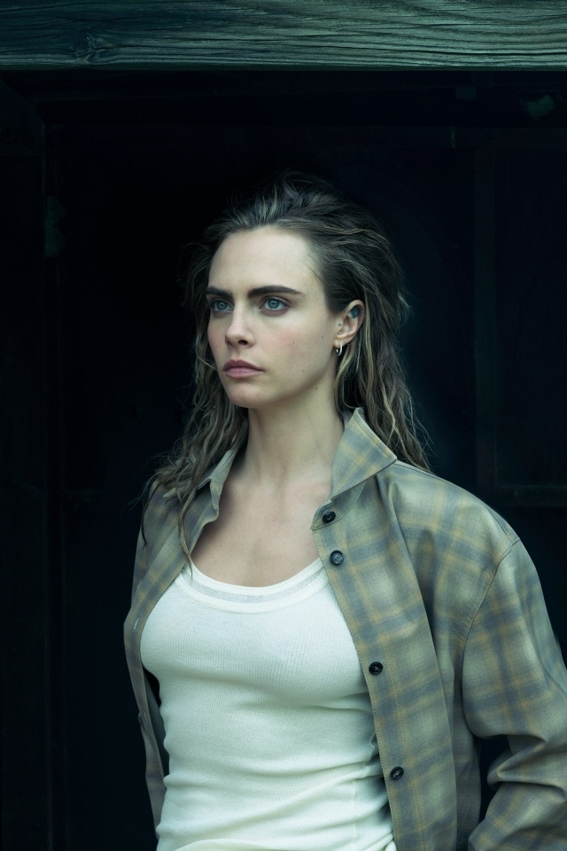 Британская актриса Кара Делевинь в рубашке