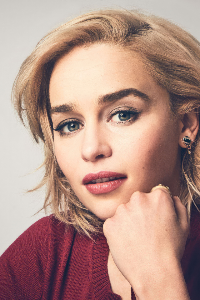 Британская актриса Эмилия Кларк в красном свитере