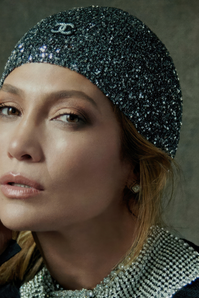 Кареглазая Дженнифер Лопес в блестящей шапке