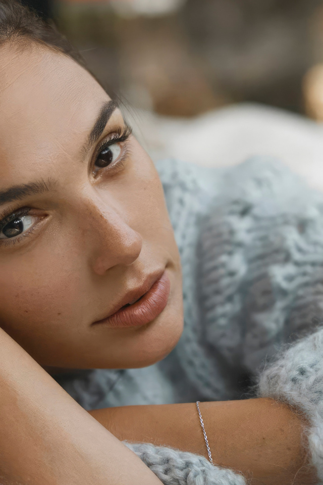 Кареглазая актриса Галь Гадот в теплом свитере