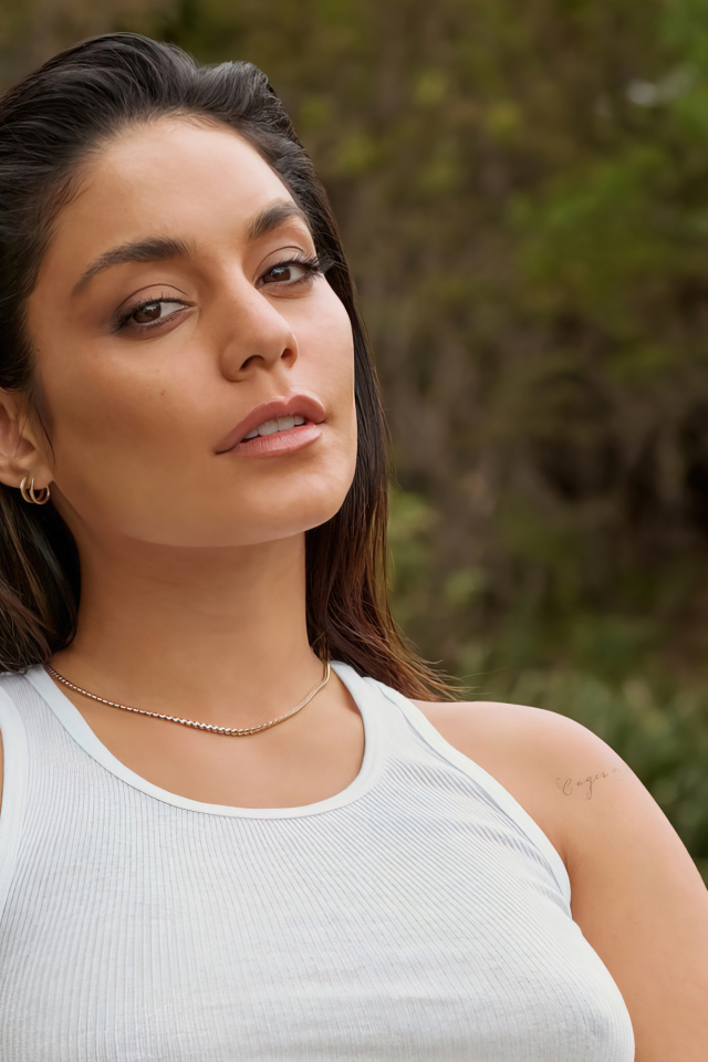 Кареглазая актриса Ванесса Хадженс в белой майке