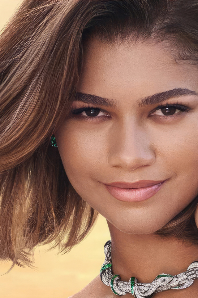 Кареглазая красивая девушка актриса Зендея