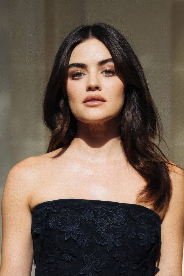 Брюнетка Люси Хейл в черном платье