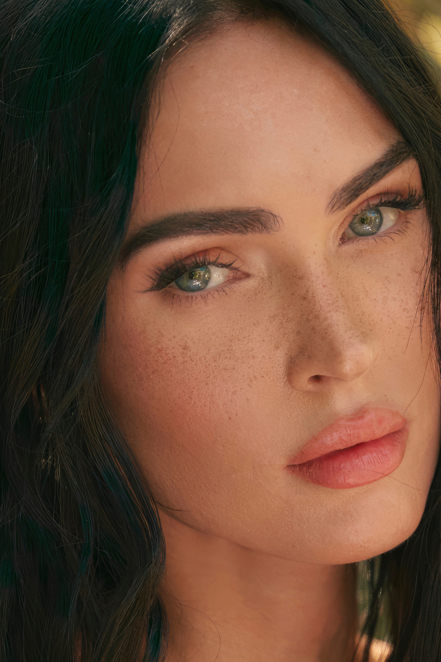 Взгляд актрисы Меган Фокс крупным планом