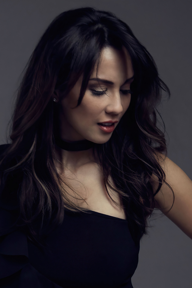 Милая девушка актриса Лекса Дойг  в черном платье