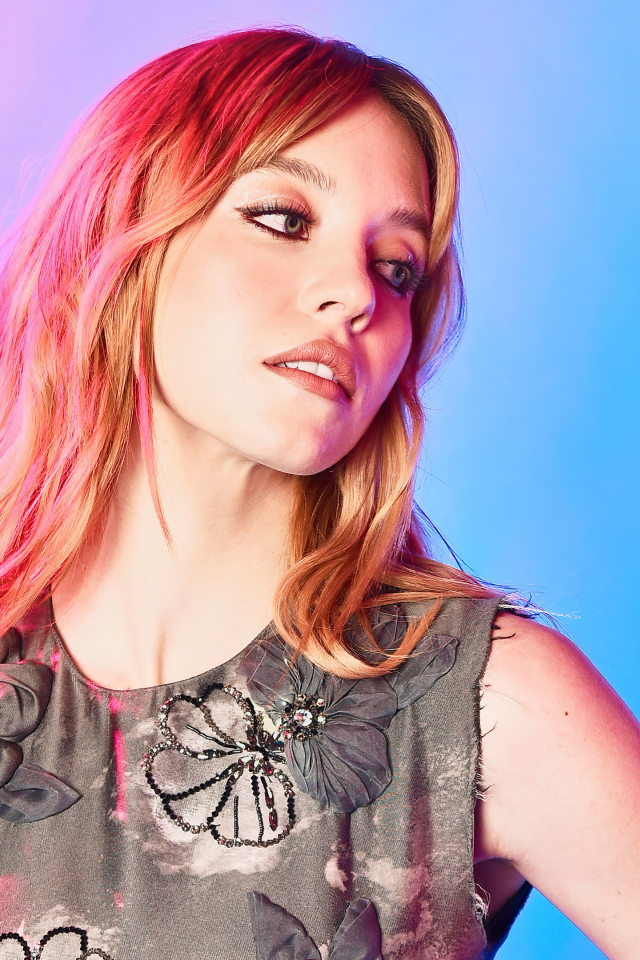 Милая рыжеволосая девушка актриса Сидни Суини