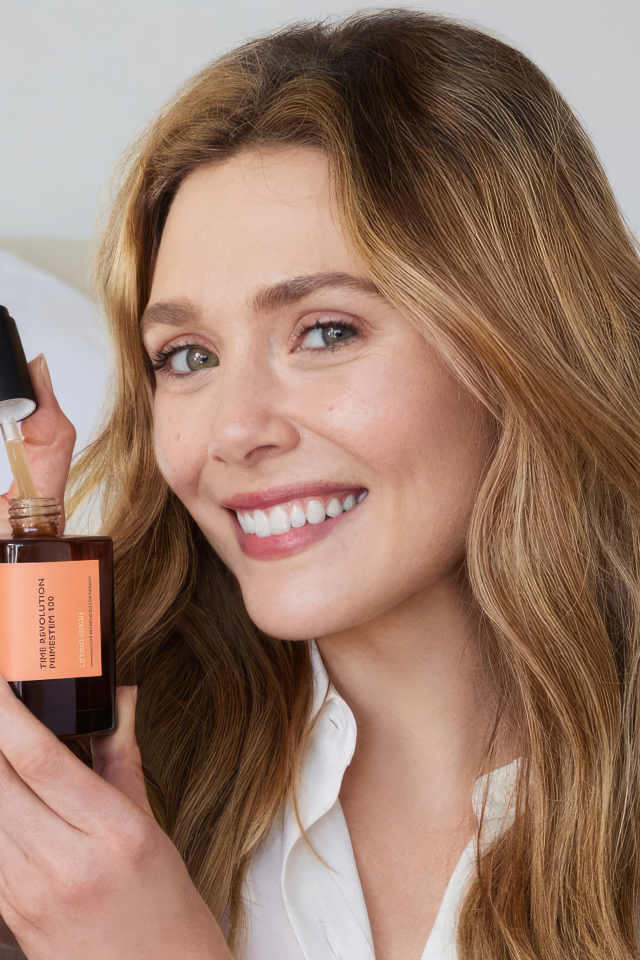 Милая улыбающаяся девушка Элизабет Олсен