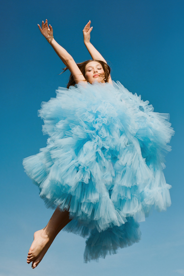 Танцовщица Мэдди Зиглер в пышном голубом платье