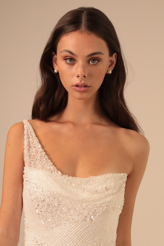 Нежная Мэйка Вулард в белом платье