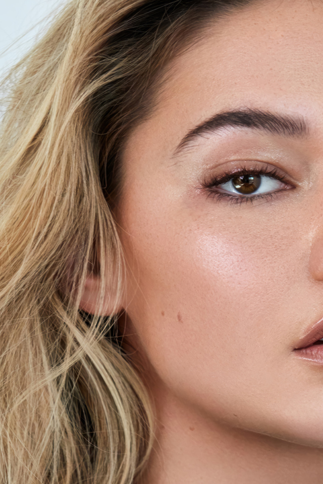 Лицо американской актрисы Мэдлин Клайн