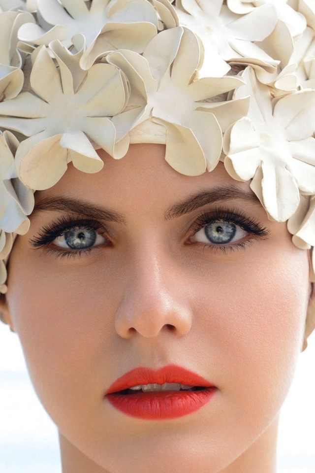 Лицо актрисы Александра Даддарио в шапке крупным планом