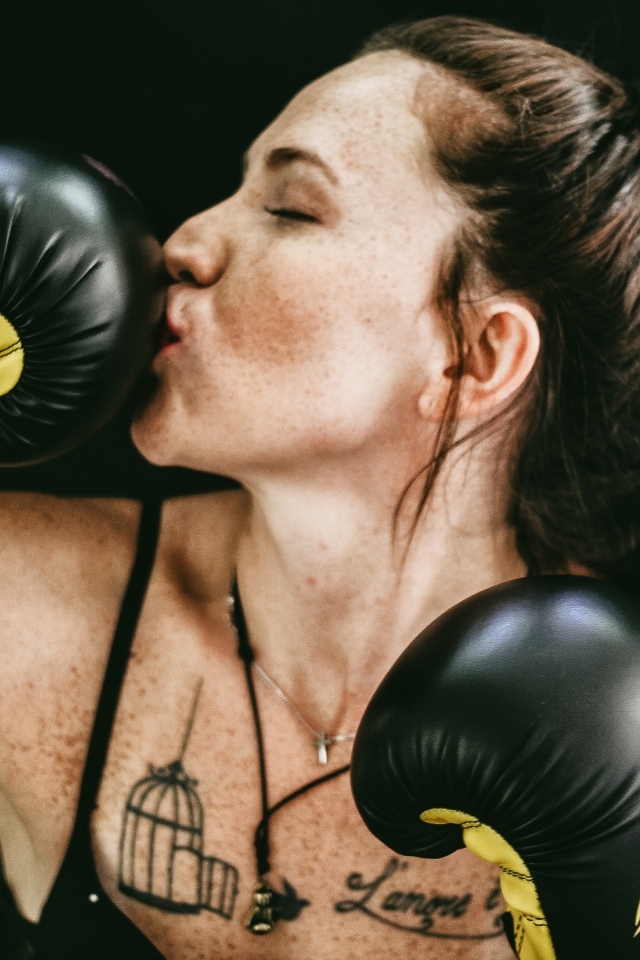 Девушка боксер целует перчатку