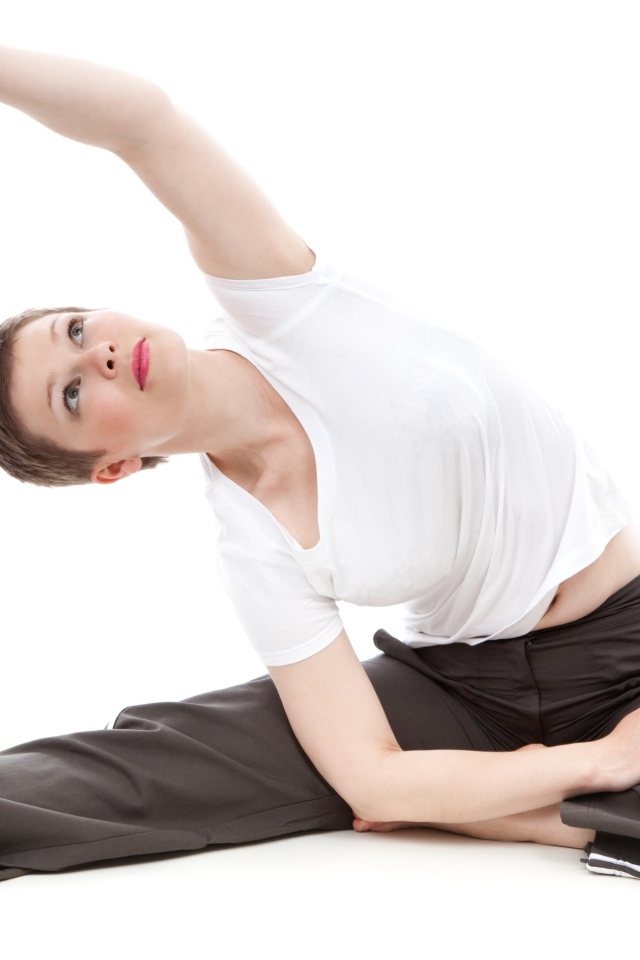 Девушка занимается йогой на белом фоне