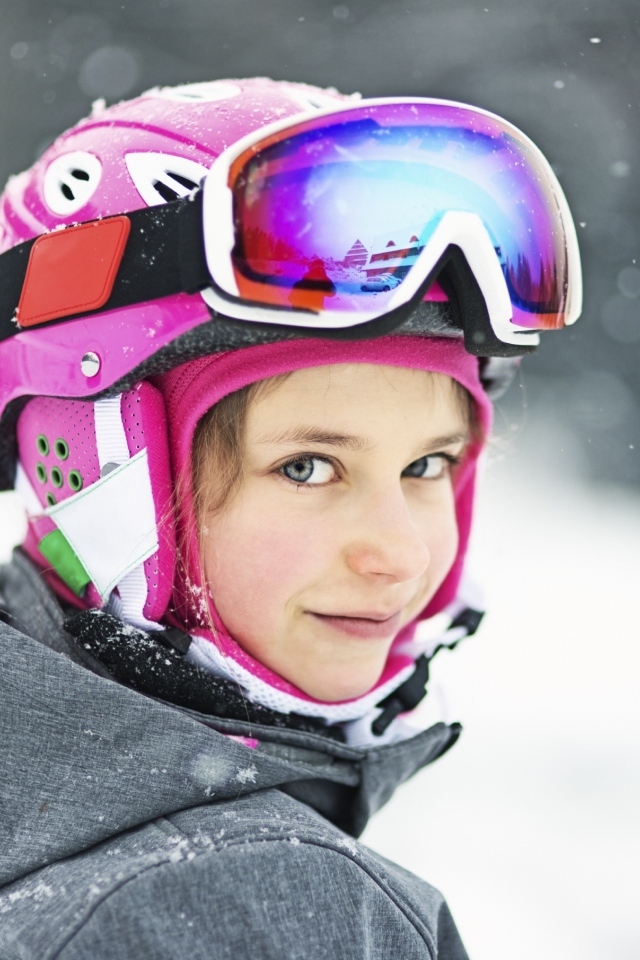 Девочка сноубордистка в шлеме