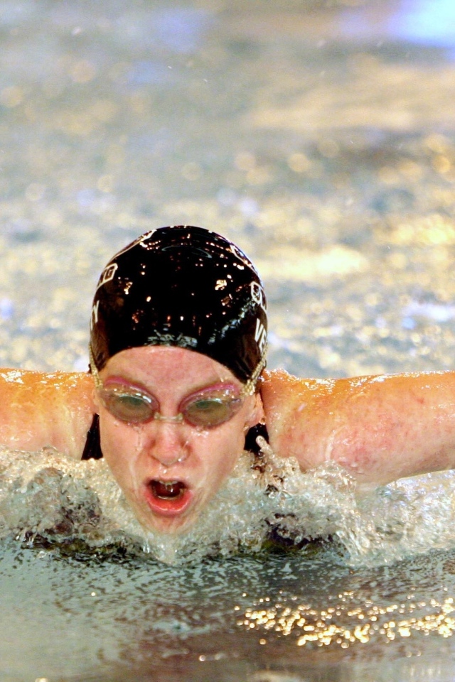 Девушка пловец на соревнованиях