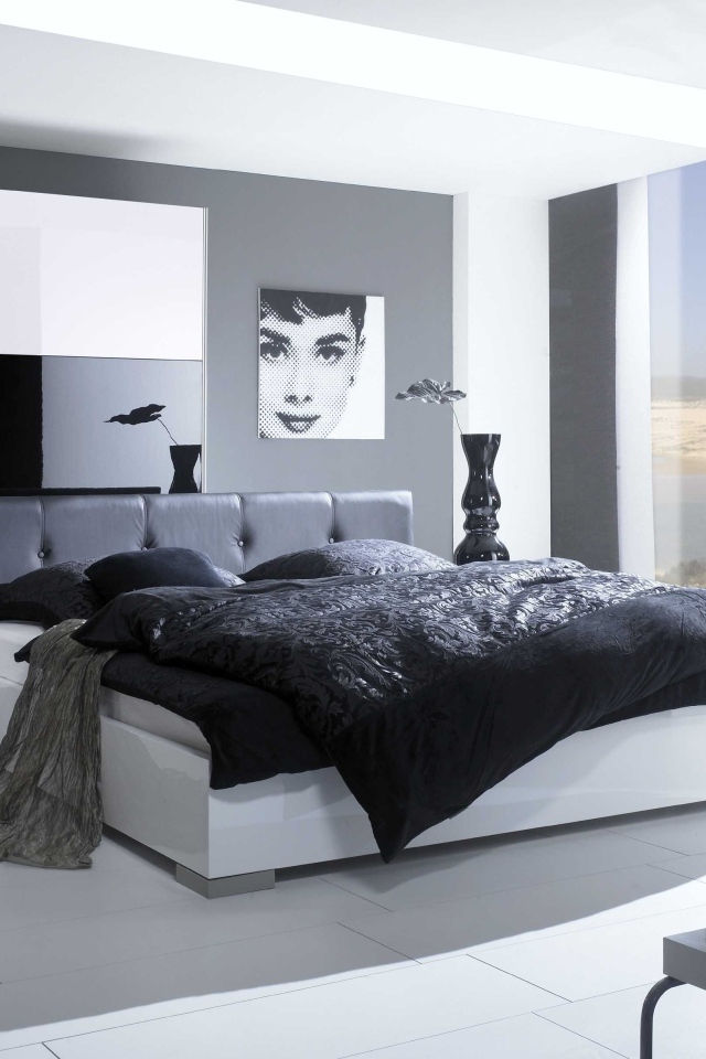 Серая спальня с большой кроватью