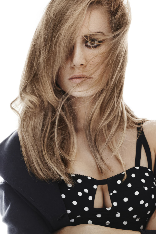 Волосы закрывают лицо актрисы Бри Ларсон