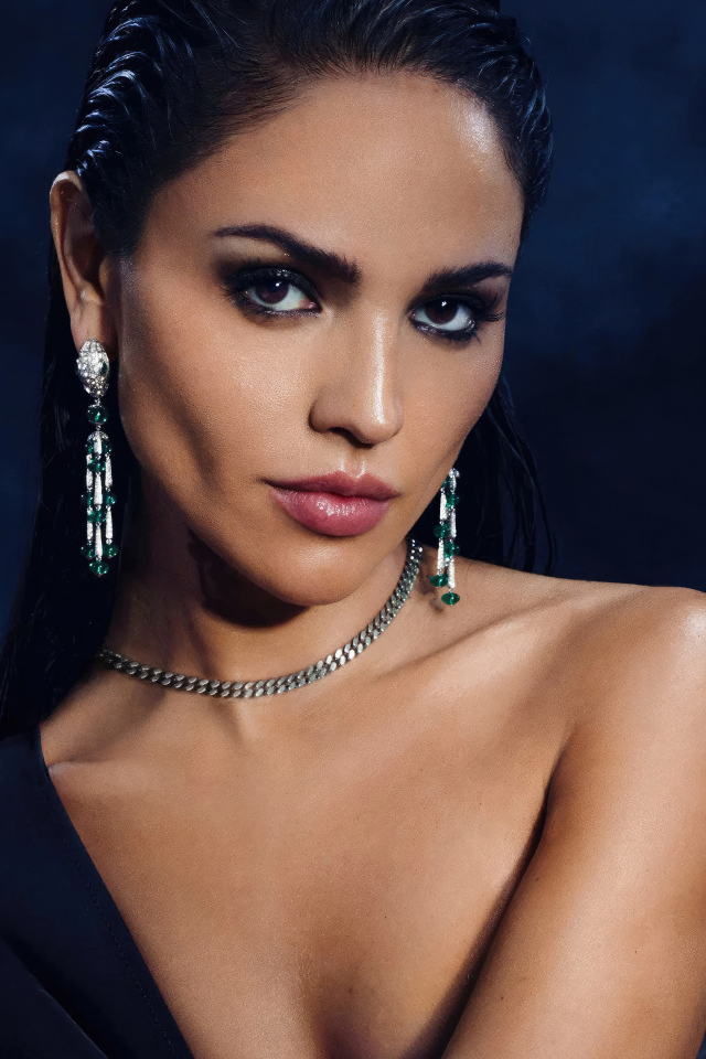 Жгучая актриса Эйса Гонсалес в черном платье