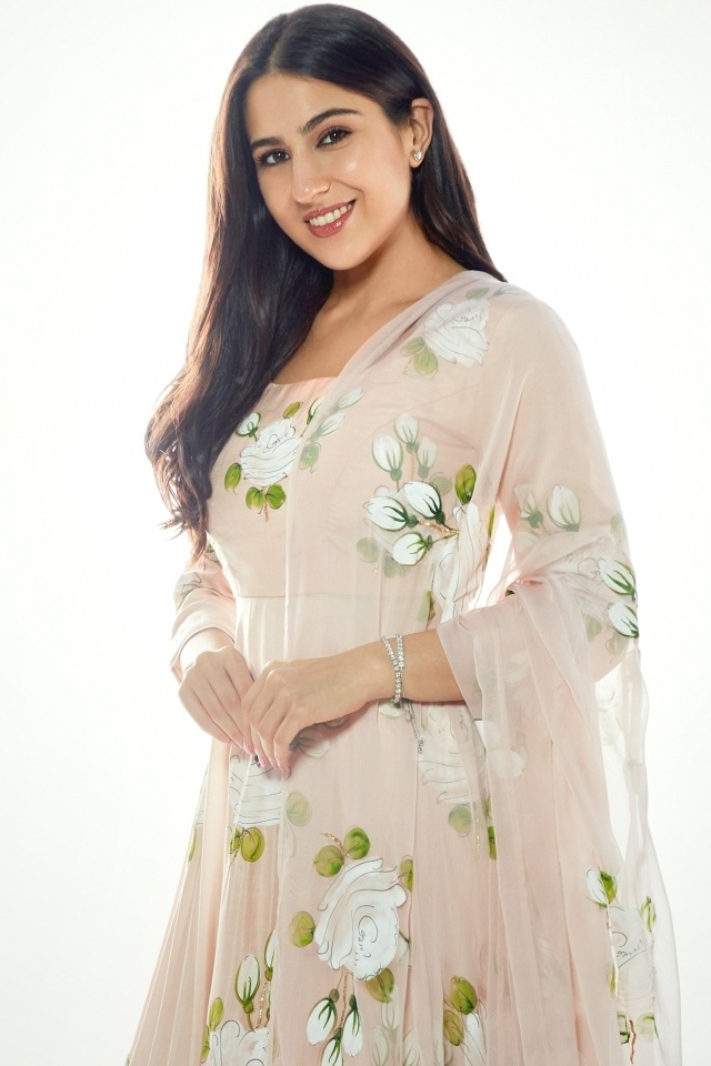 Индийская актриса Сара Али Кхан на сером фоне