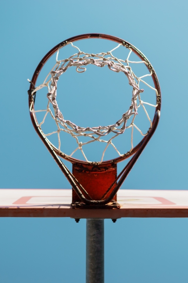 Большое баскетбольное кольцо на голубом фоне