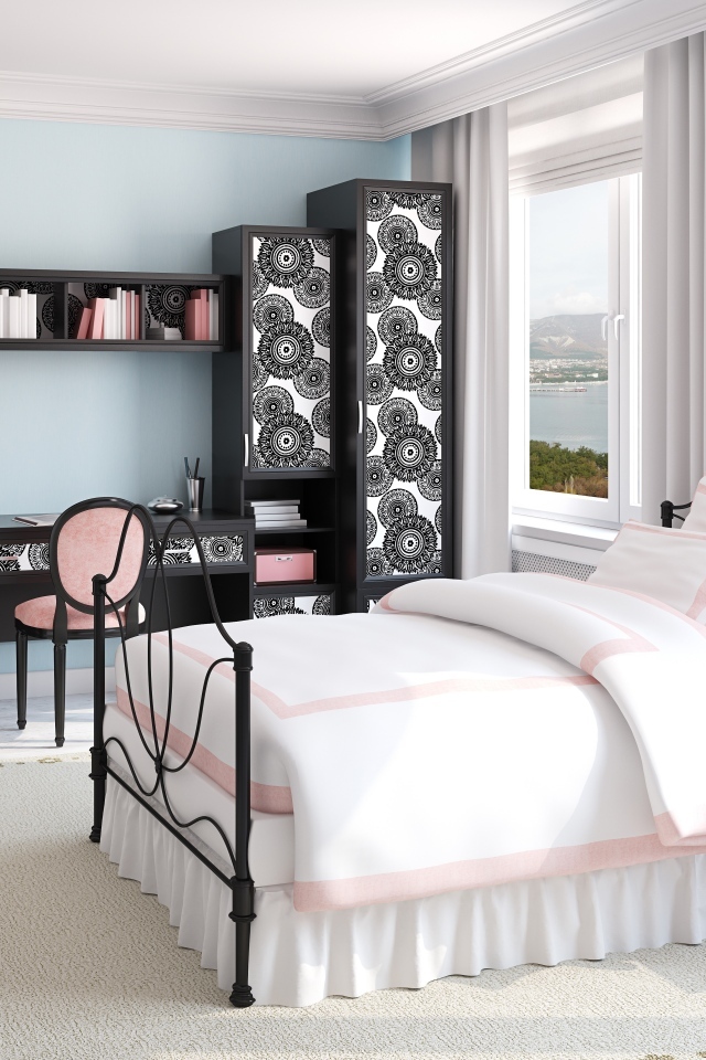 Большая кровать и шкаф в детской комнате