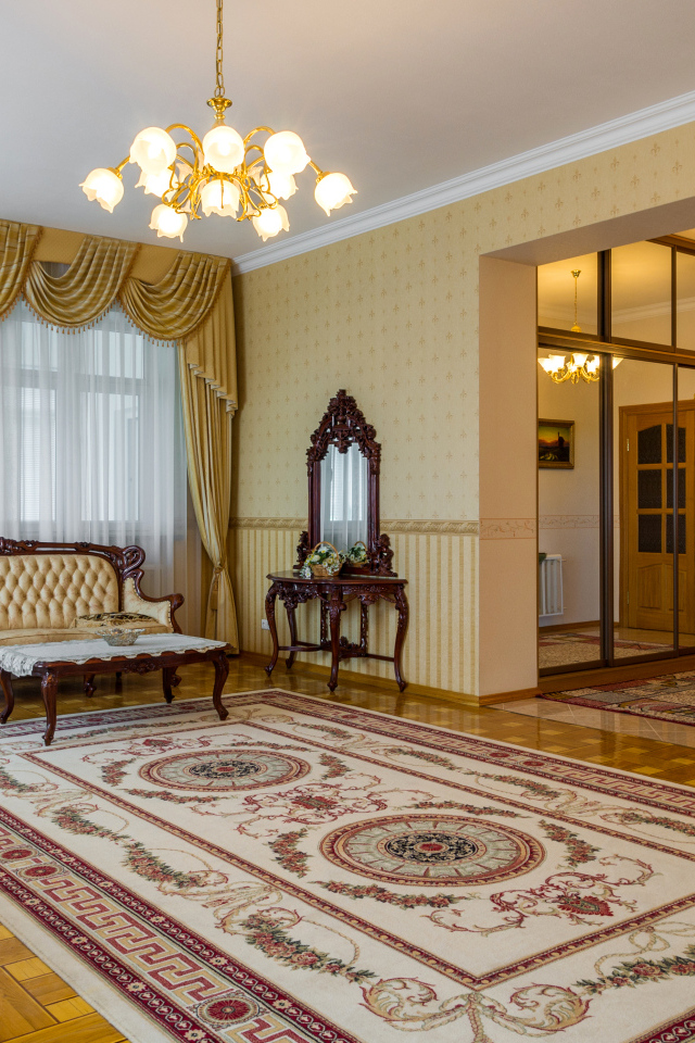 Большая гостиная комната с ковром