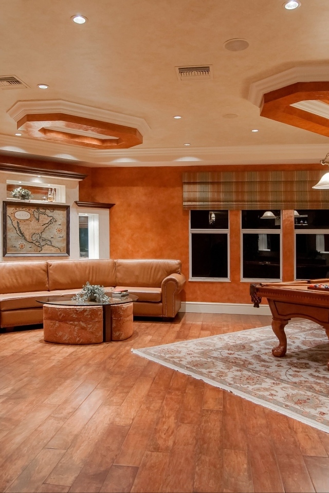 Большая комната с бильярдным столом