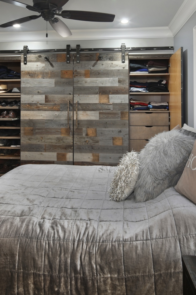 Большая мягкая кровать в спальне со шкафом