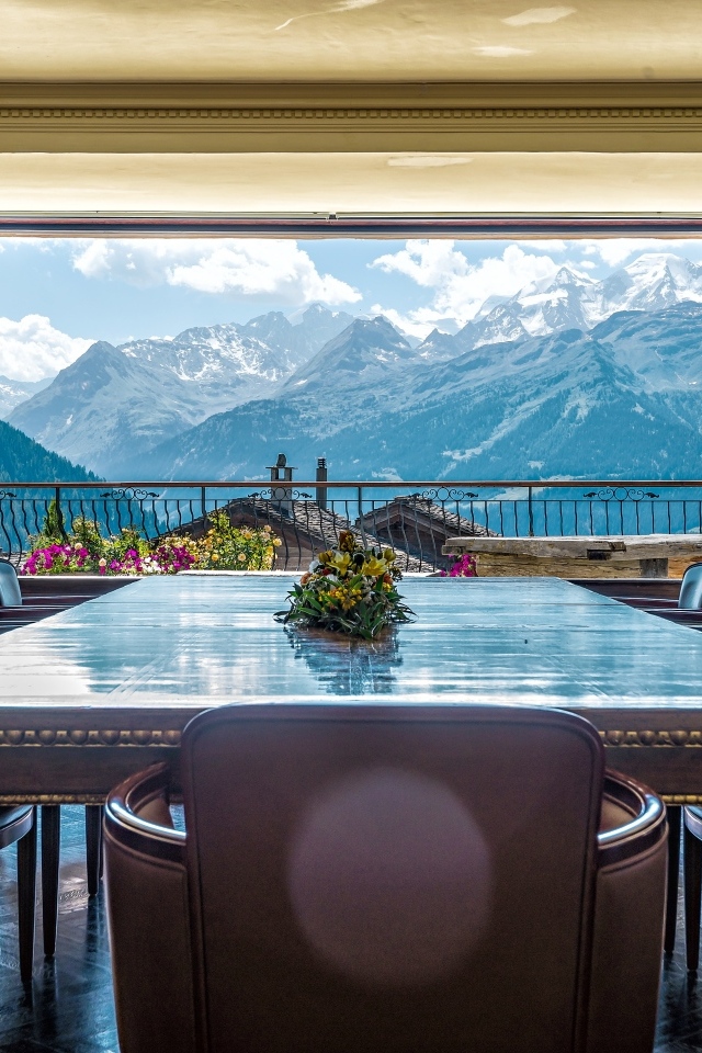 Большой стол и стулья в гостиной с красивым видом из окна