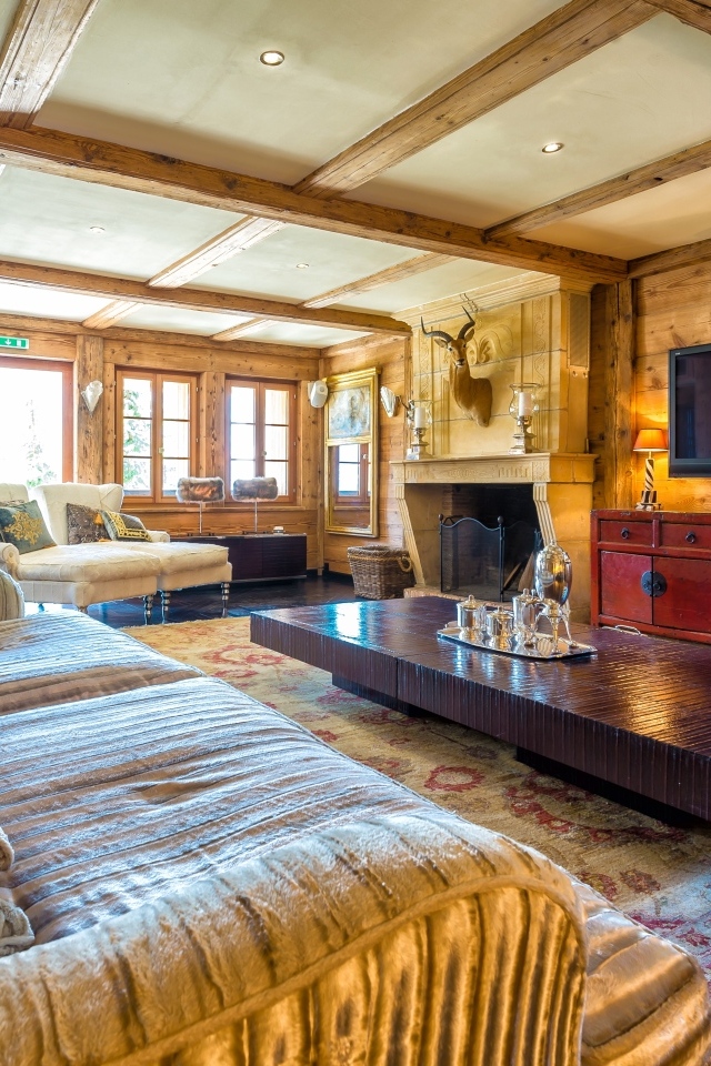 Большой стол и диван в гостиной