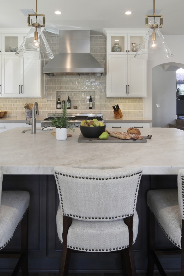 Большой стол со стульями в светлой кухне