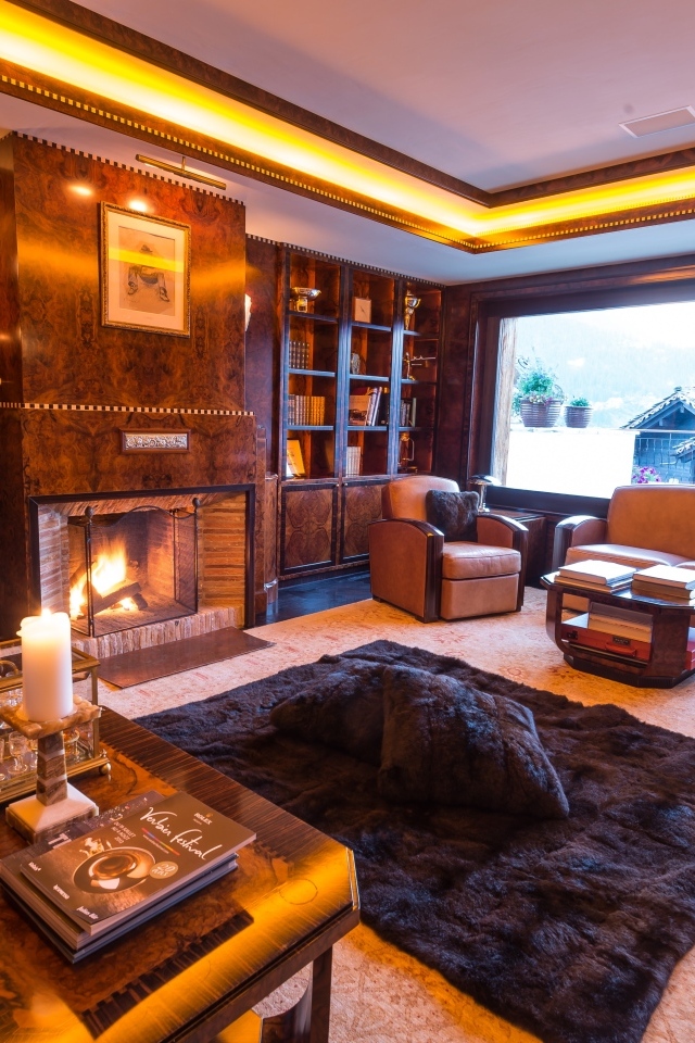 Большое окно в гостиной комнате с камином