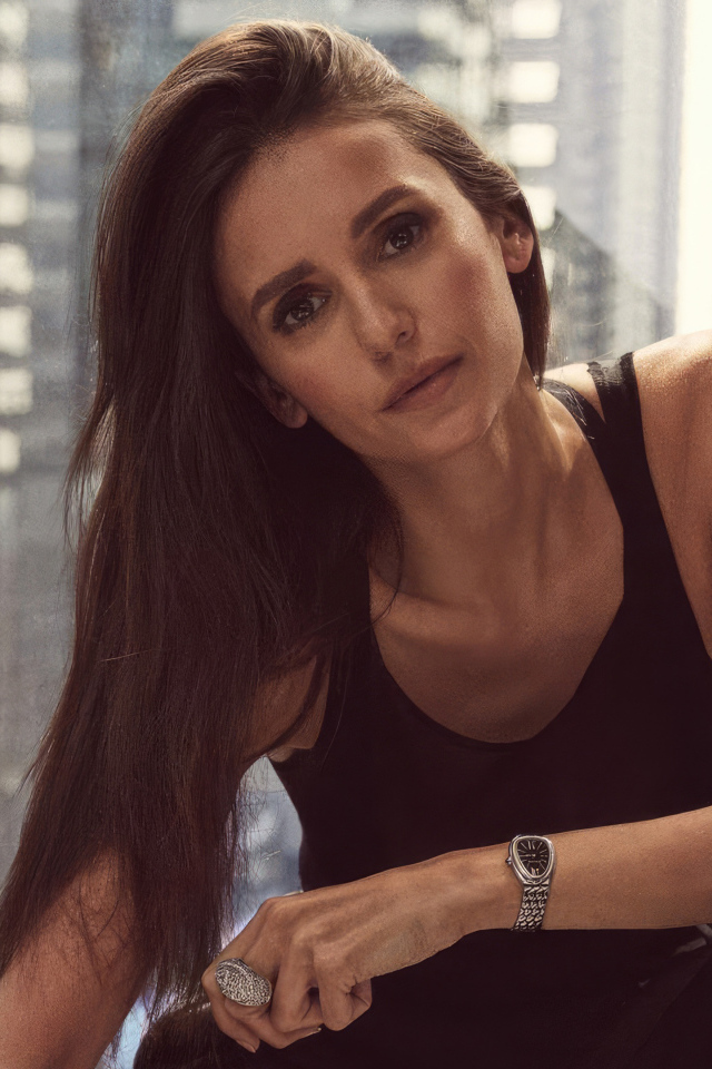 Длинноволосая канадская актриса Нина Добрев