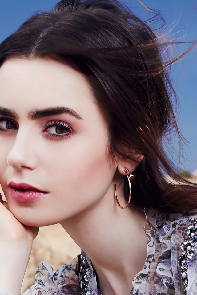 Милая девушка шатенка Лили Коллинз