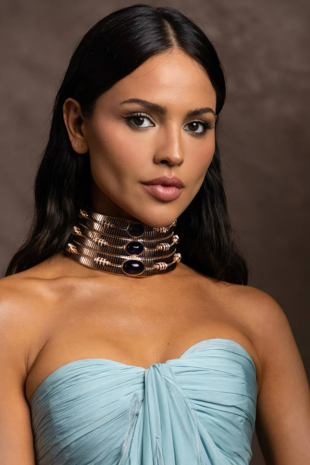 Мексиканская актриса Эйса Гонсалес  с украшением на шее