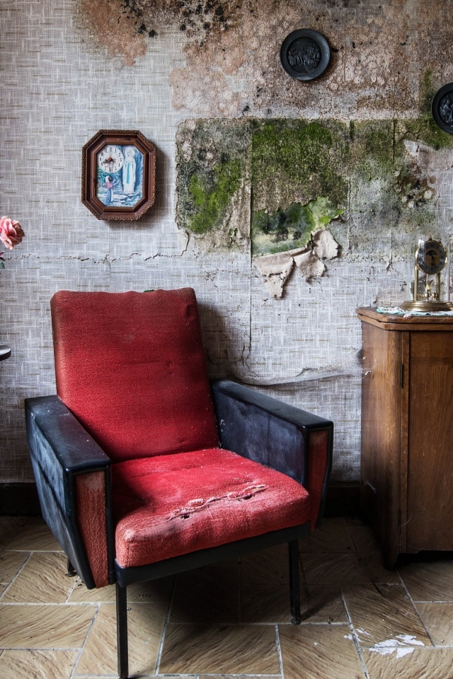 Старая комната с красным креслом