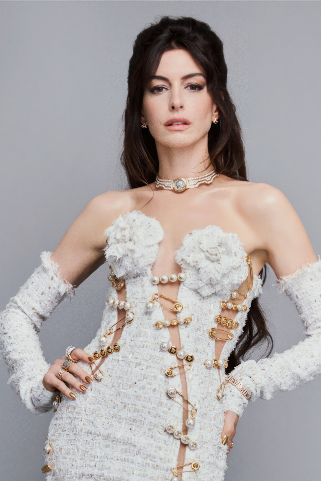 Популярная актриса Энн Хэтэуэй в платье на сером фоне